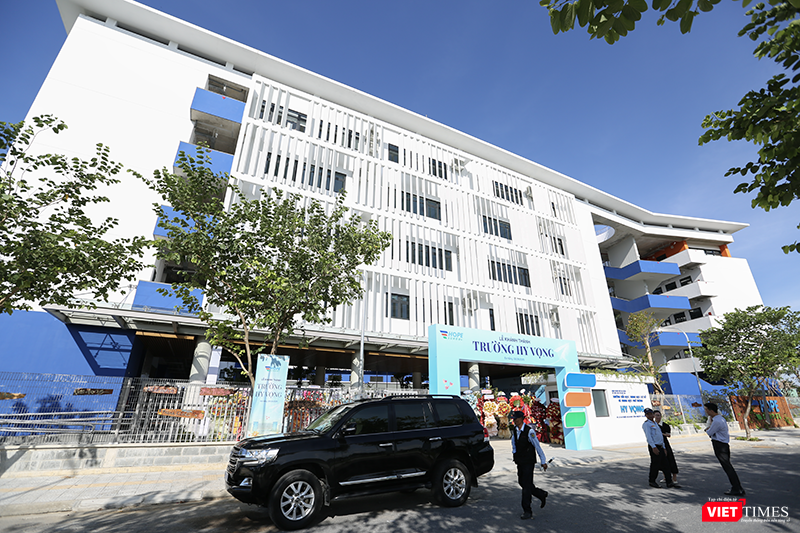 Trường Hy Vọng có tổng diện tích hơn 6.500 m2, gồm khu phòng học được thiết kế hiện đại và khu nội trú khép kín với đầy đủ tiện nghi, đảm bảo chất lượng sống và học tập cho học sinh. vt_truong hy vong 3.png
