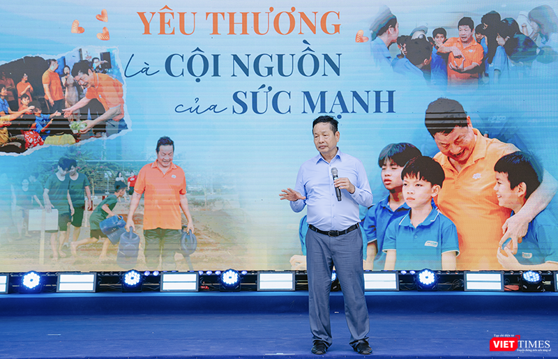 Ông Trương Gia Bình, Chủ tịch HĐQT Tập đoàn FPT, Chủ tịch Hội đồng sáng lập trường Hy Vọng chia sẻ niềm vui trong ngày khánh thành trường Hy Vọng đầy ý nghĩa. vt_truong hy vong 8.png