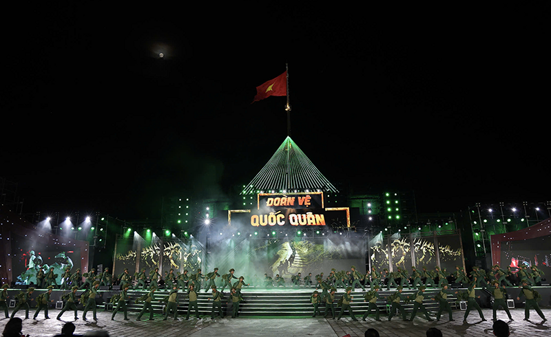 Tiết mục biểu diễn với hình ảnh những người lính vệ quốc .