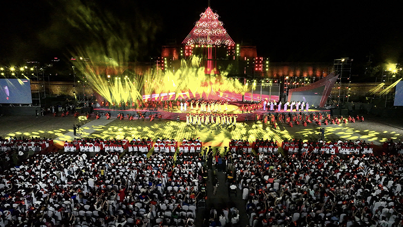 Quang cảnh sân khấu chương trình nghệ thuật “Dưới cờ vinh quang” tại TP Huế