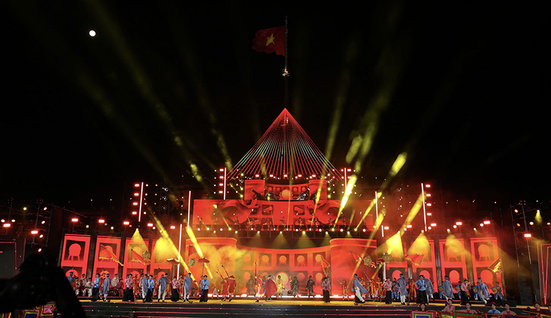 Không khí hào hùng