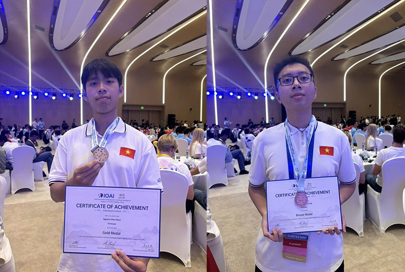 Em Nguyễn Phú Nhân (trái) đoạt huy chương vàng và em Hoàng Công Bảo Long đoạt huy chương đồng kỳ thi Olympic Trí tuệ nhân tạo quốc tế năm 2025 diễn ra ở Trung Quốc. Ảnh: Bạn đọc cung cấp. olympic ai 1.png