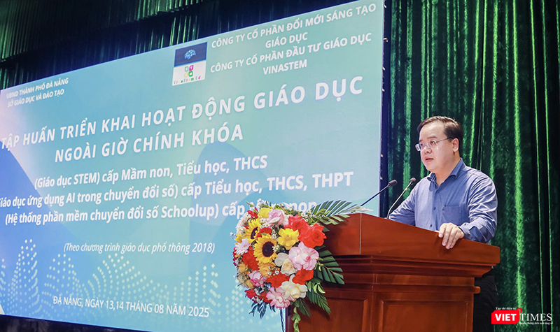 Theo ông Trần Nguyễn Minh Thành, Phó Giám đốc Sở GD&ĐT TP Đà Nẵng, chương trình giáo dục STEM và chương trình ứng dụng trí tuệ nhân tạo (AI) là một trong những chương trình quan trọng nằm trong chiến lược đổi mới và phát triển giáo dục, vt_tap huan ai 2.png