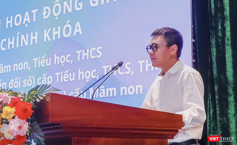 Ông Nguyễn Ngọc Thắng, Chủ tịch Công ty CP Đổi mới sáng tạo giáo dục cho rằng STEM và AI chính là “chìa khóa” giúp học sinh tiểu học bước vào thế giới KHCN, AI ngay từ những năm tháng đầu đời học tập. vt_tap huan ai 3.png