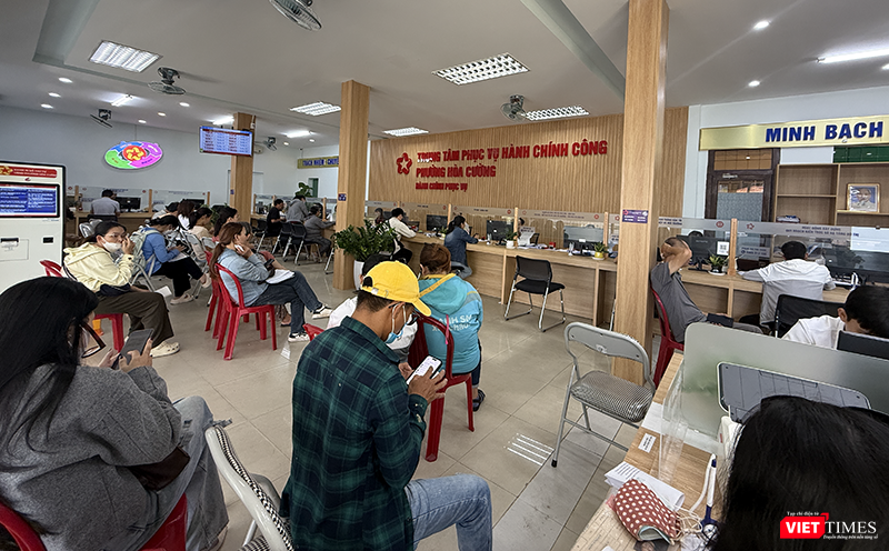 Người dân đến Trung tâm phục vụ hành chính công phường Hòa Cường, Đà Nẵng. vt_dich vu cong 2 cap 3.png
