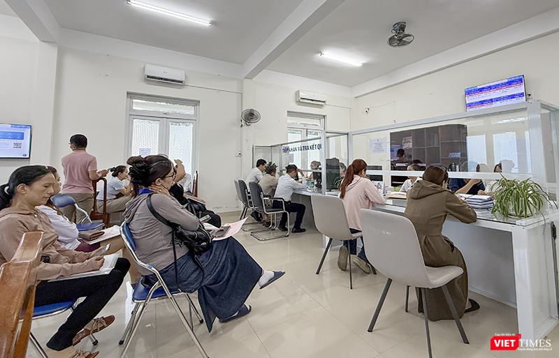 Người dân làm thủ tục liên quan đến đất đai tại Trung tâm phục vụ hành chính công phường Hòa Xuân. vt_dich vu cong 2 cap 6.png
