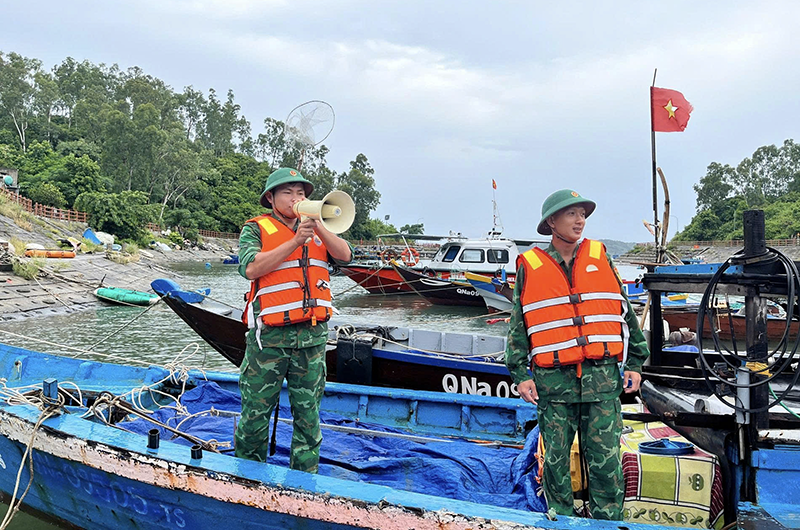 Lực lượng biên phòng kêu gọi tàu thuyền vào nơi trú ẩn và neo đậu an toàn. bao so 5 4.png