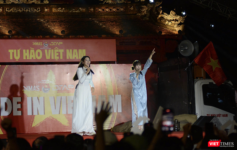 Các ca khúc "Bài ca tôm cá", "Nối vòng tay lớn", "Khát vọng tuổi trẻ", "Lên đàng", "Made in Vietnam"…cùng với phần giao lưu Ca Huế mang đến những cung bậc cảm xúc sâu lắng, kết hợp giữa âm nhạc hiện đại và âm hưởng truyền thống. vt_1.png