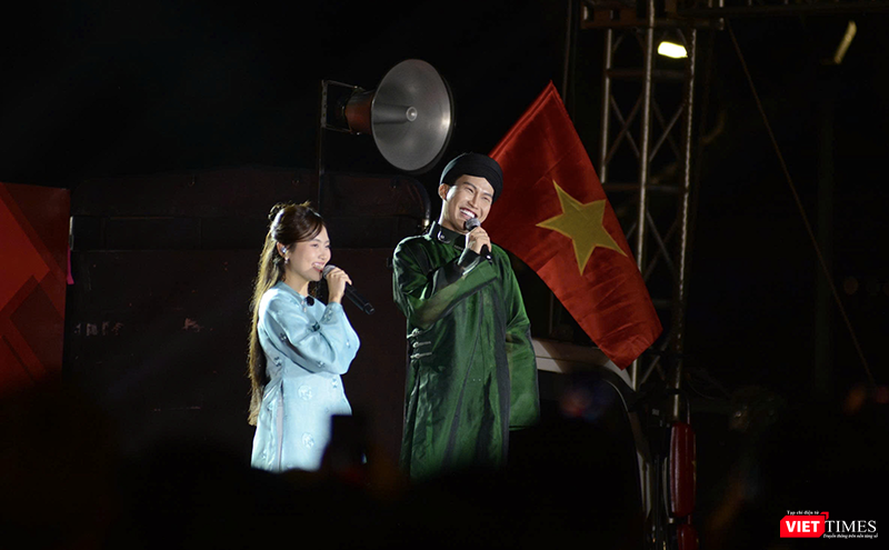 Ca sĩ Phương Mỹ Chi và Tiêu Minh Phụng khuấy động khán giả bằng những ca khúc thịnh hành. vt_2.png