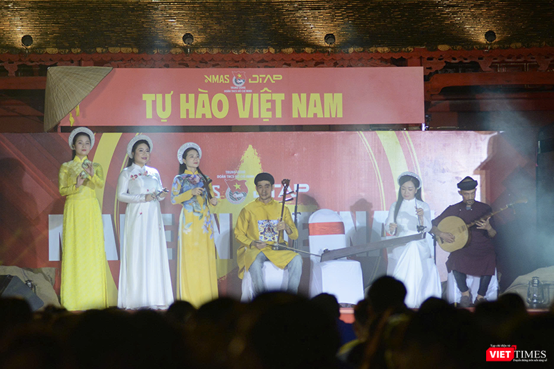 Tối 25/8, tại Nghinh Lương Đình, thành phố Huế, Trung ương Đoàn Thanh niên Cộng sản Hồ Chí Minh tổ chức chương trình Chuyến xe Tự hào Việt Nam. Hoạt động thu hút hàng nghìn khán giả trẻ, người dân và du khách. vt_7.png