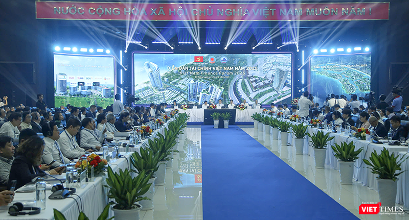 Phiên khai mạc Tuần lễ Tài chính và Công nghệ Đà Nẵng năm 2025 với sự tham dự của hơn 500 đại biểu, đại diện cho gần 30 cơ quan đại diện ngoại giao, hơn 50 chuyên gia, diễn giả quốc tế và nhiều tổ chức, doanh nghiệp, nhà đầu tư lớn, có uy tín trong nước và quốc tế. vt_dien dan 2.png