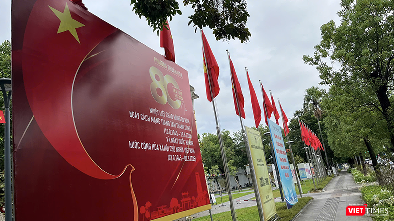 Pano, biểu ngữ chào mừng Quốc khánh 2/9 được trang trí tại các tuyến đường chính của TP Huế như: Lê Lợi, Hùng Vương, Hà Nội... Dịp này, người dân địa phương và du khách có thể đến tham quan triển lãm chuyên đề “Lời Đảng hiệu triệu trái tim” tái hiện hành trình lịch sử vẻ vang của Đảng bộ và nhân dân Huế. vt_hue 1.png
