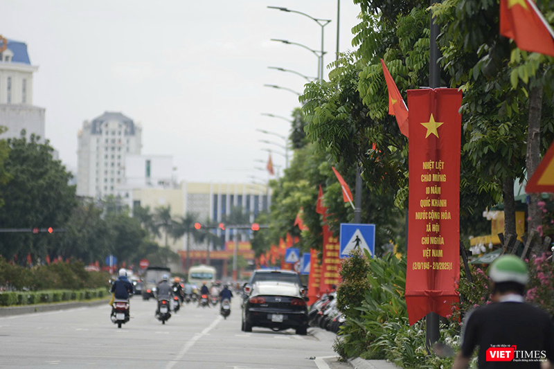Đường Hùng Vương, TP Huế những ngày này được trang trí cờ hoa mừng 80 năm ngày Quốc khánh. vt_hue 10.png