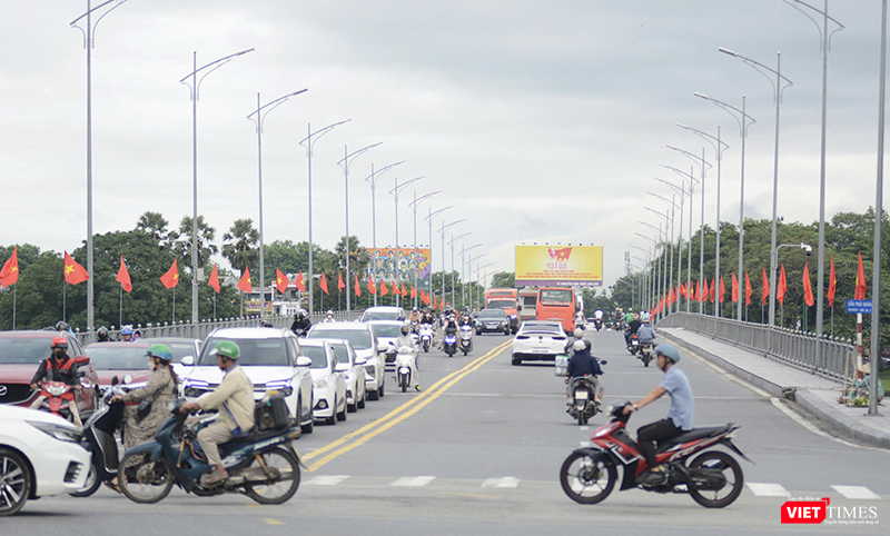 Với chuỗi hoạt động đa dạng từ lễ hội, thể thao, triển lãm đến nghệ thuật biểu diễn và pháo hoa, Huế không chỉ tri ân lịch sử mà còn khẳng định vị thế trung tâm văn hóa – du lịch đặc sắc của Việt Nam trong kỷ nguyên mới. Trong ảnh là cầu Phú Xuân. vt_hue 16.png