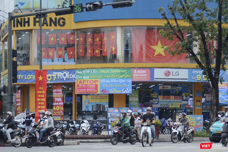 Các siêu thị, cửa hàng cũng trang trí cờ Tổ quốc chào mừng 80 năm ngày Độc lập. vt_hue 4.png