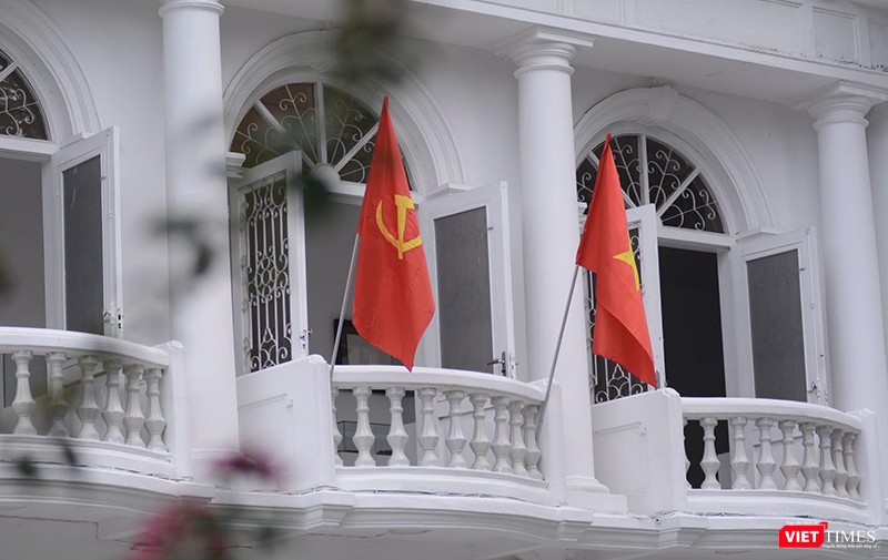 Dịp này trụ sở các cơ quan đều treo cờ Đảng và Quốc kỳ mừng Quốc khánh. Từ 30/8 đến 1/9, lễ hội truyền thống tại Điện Huệ Nam diễn ra trong không gian linh thiêng, gắn kết cộng đồng. vt_hue 7.png