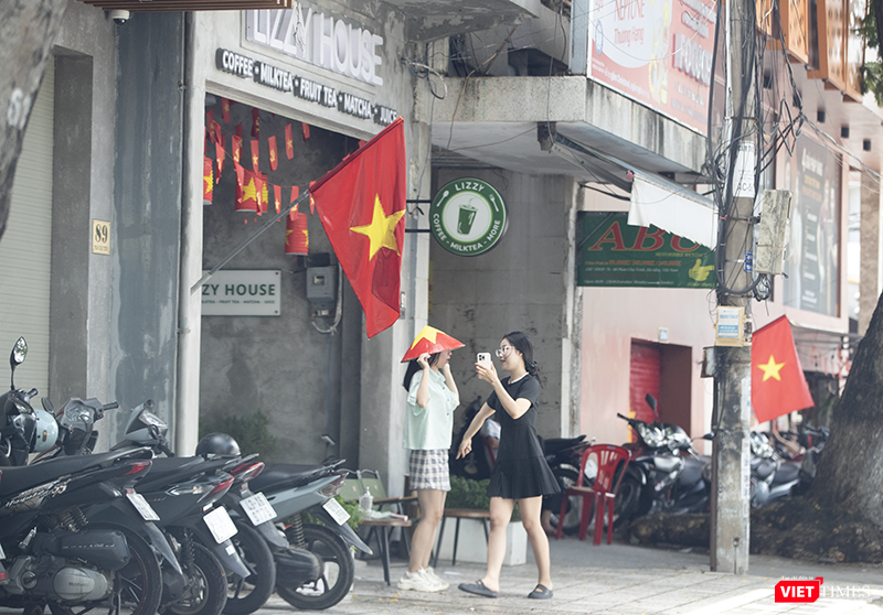 Hai bạn trẻ check-in không gian trang trí mừng Quốc khánh vt_da nang 10.png