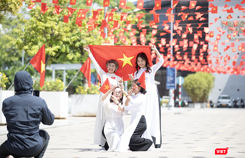 Các chị em cũng thể hiện tình yêu với Tổ quốc bên cờ đỏ sao vàng. vt_da nang 13.png