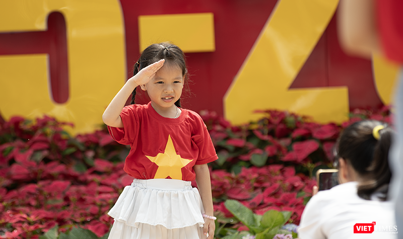Em bé tạo dáng chào Tổ quốc! vt_da nang 22.png