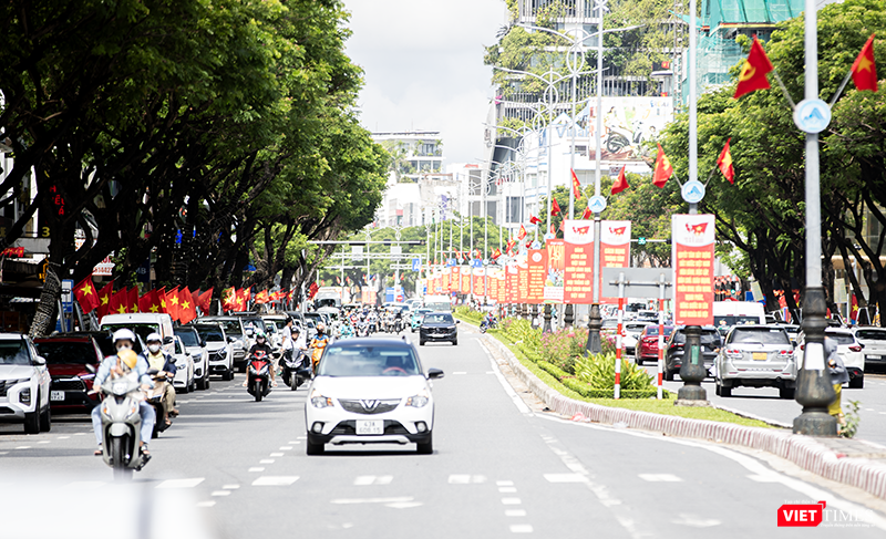 Các tuyến phố được trang trí pano, biểu ngữ và cờ Tổ quốc vt_da nang 25.png