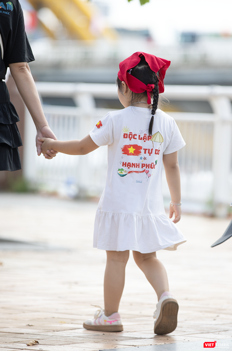 Dòng tiêu ngữ "Độc lập-Tự do-Hạnh phúc" dễ bắt gặp trên áo mọi người dịp Quốc khánh. vt_da nang 30.png