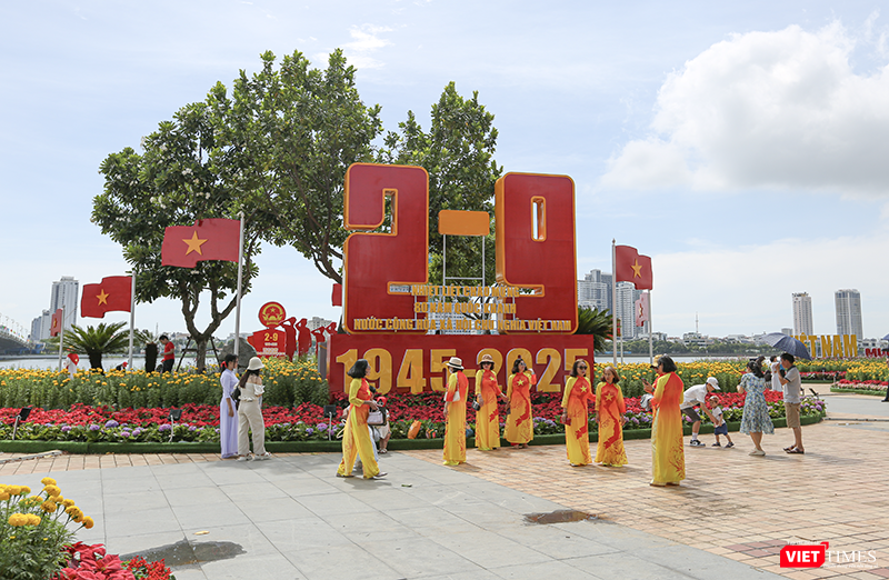 Rất đông người dân và du khách đến ghi lại khoảng khắc đáng nhớ vt_da nang 6.png