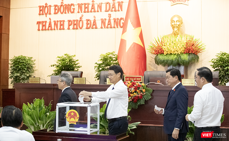 Các đại biểu bỏ phiếu bầu ông Phạm Đức Ấn giữ chức Chủ tịch UBND TP Đà Nẵng. vt_tan chu tich 1.png
