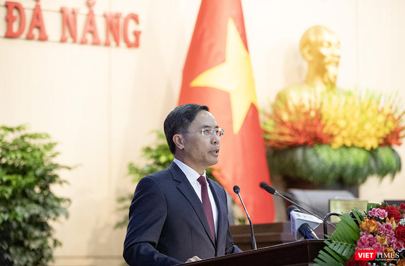 Ông Phạm Đức Ấn phát biểu tại kỳ họp HĐND TP Đà Nẵng, sau khi được bầu làm Chủ tịch UBND TP Đà Nẵng. vt_tan chu tich 2.png