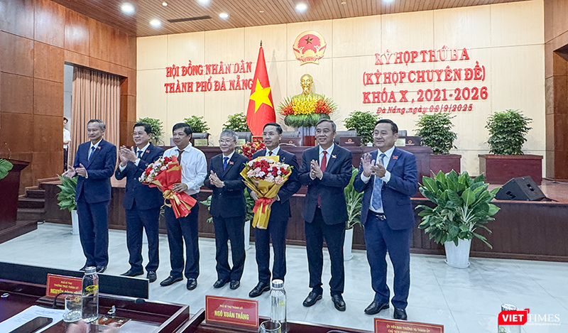 Đại diện HĐND TP Đà Nẵng tặng hoa chúc mừng ông Lương Nguyễn Minh Triết và ông Phạm Đức Ấn. vt_tan chu tich 3.png