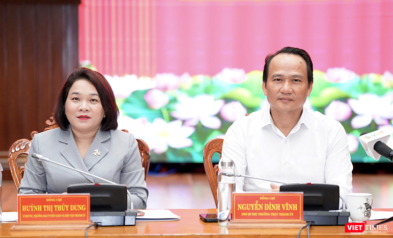 Phó Bí thư thường trực Nguyễn Đình Vĩnh và Trưởng Ban Tuyên giáo - Dân vận Huỳnh Thị Thuỳ Dung chủ trì họp báo. vt_dai hoi 2.png