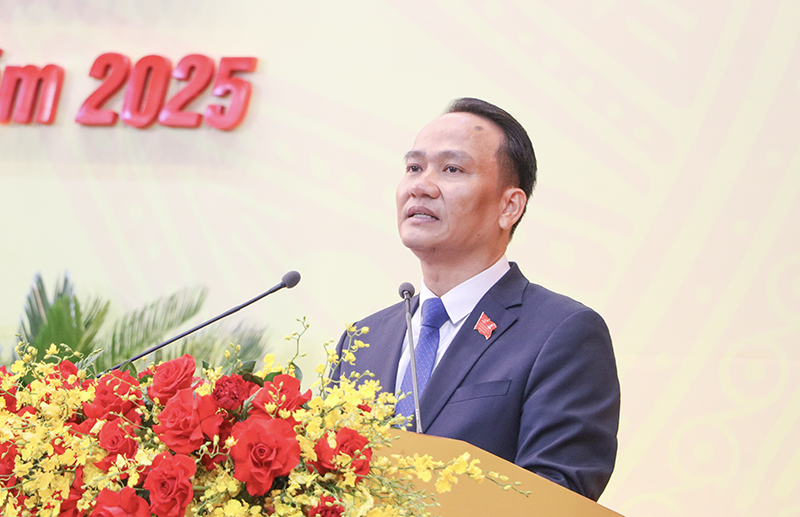 Ông Nguyễn Đình Vĩnh, Phó Bí thư thường trực Thành uỷ Đà Nẵng trình bày Báo cáo Chính trị trình Đại hội. dai hoi dang 2.png