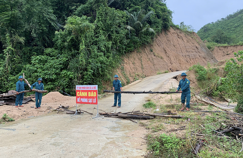 Lực lượng dân quân xã La Dee, thành phố Đà Nẵng dựng rào chắn và biển cảnh báo sạt lở bao so 10 1.png