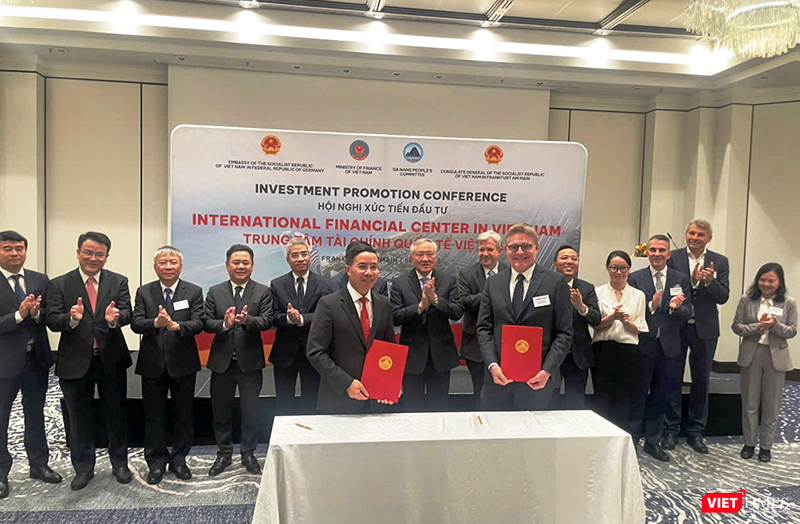 Chủ tịch UBND thành phố Đà Nẵng Phạm Đức Ấn và Công ty Frankfurt Main Finance (Đức) ký kết Bản ghi nhớ hợp tác về Trung tâm tài chính Đà Nẵng.