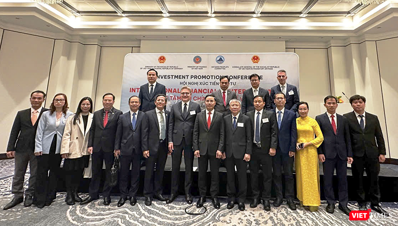 Đoàn công tác TP Đà Nẵng tại Hội nghị xúc tiến đầu tư vào Trung tâm tài chính tại Việt Nam được tổ chức tại Đức. vt_hop tac trung tam tai chinh 2.png
