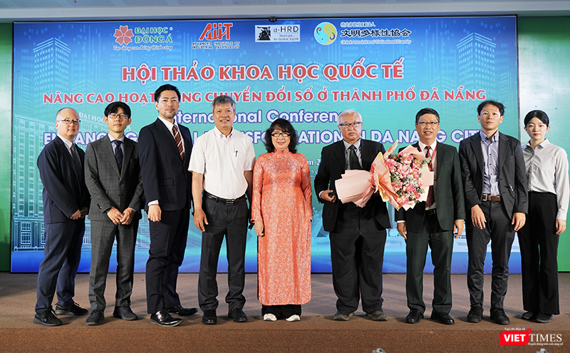 Ông Hồ Quang Bửu (áo trắng), Phó chủ tịch UBND thành phố Đà Nẵng, chụp ảnh lưu niệm cùng các diễn giả tham gia hội thảo. vt_nhan luc so 5.png