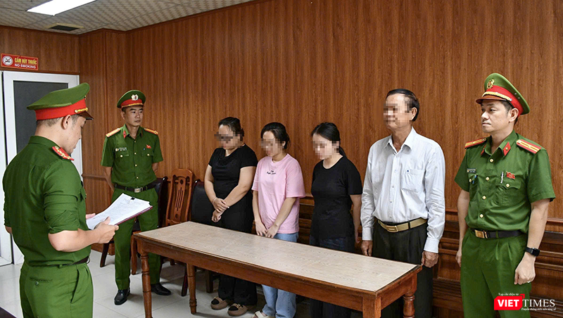 Cơ quan CSĐT Công an thành phố Đà Nẵng tống đạt quyết định khởi tố bị can đối với các đối tượng. Ảnh Công an thành phố Đà Nẵng cung cấp. vt_phong kham 1.png