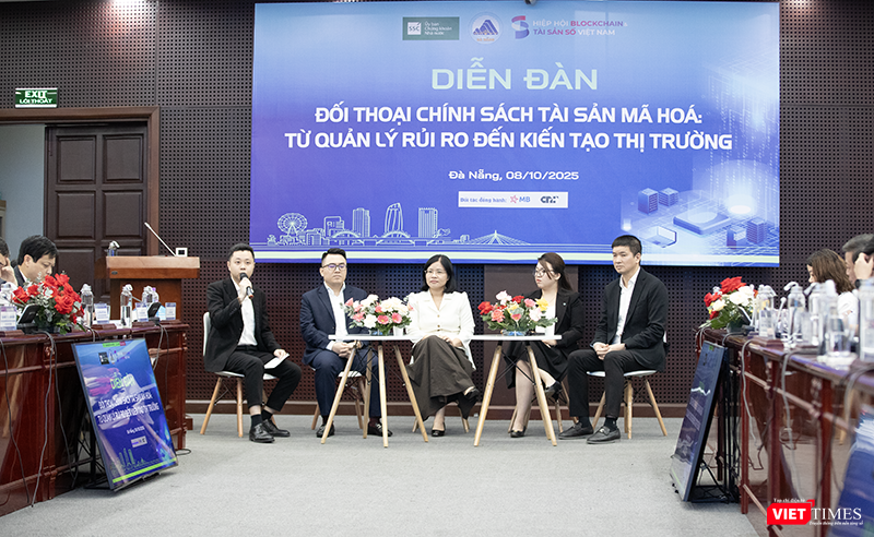 Các chuyên gia tại phiên thảo luận “Từ quản lý rủi ro đến kiến tạo thị trường”, trong khuôn khổ diễn đàn. vt_dien dan tai san ma hoa 4.png