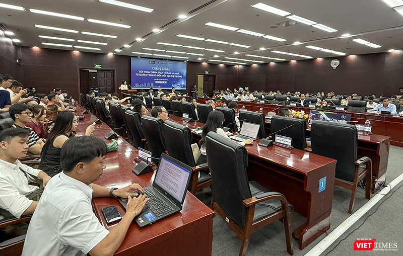 Quang cảnh Diễn đàn “Đối thoại chính sách tài sản mã hóa: Từ Quản lý rủi ro đến Kiến tạo thị trường” do UBND thành phố Đà Nẵng, phối hợp cùng Ủy ban Chứng khoán Nhà nước (UBCKNN), Hiệp hội Blockchain & Tài sản số Việt Nam (VBA) tổ chức. vt_dien dan tai san ma hoa 7.png