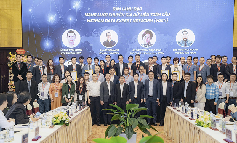 Sáng 16/10, tại Huế, Hiệp hội Dữ liệu quốc gia phối hợp cùng UBND thành phố Huế tổ chức sự kiện công bố Mạng lưới Chuyên gia Dữ liệu Toàn cầu do Hiệp hội Dữ liệu quốc gia khởi xướng. du lieu 1.png