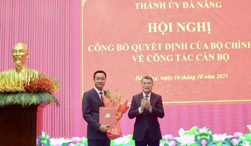 Trưởng Ban Tổ chức Trung ương Lê Minh Hưng trao quyết định và hoa chúc mừng tân Bí thư Thành uỷ Đà Nẵng Lê Ngọc Quang. IMG_6966.jpeg