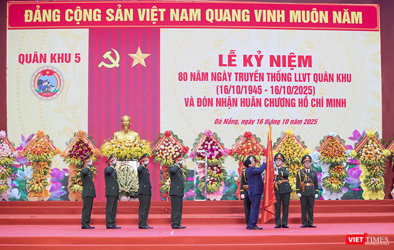 Thủ tướng Phạm Minh Chính thay mặt Đảng và Nhà nước trao tặng Huân chương Hồ Chí Minh cho Bộ Tư lệnh Quân khu 5. vt_quan khu 5 4.png