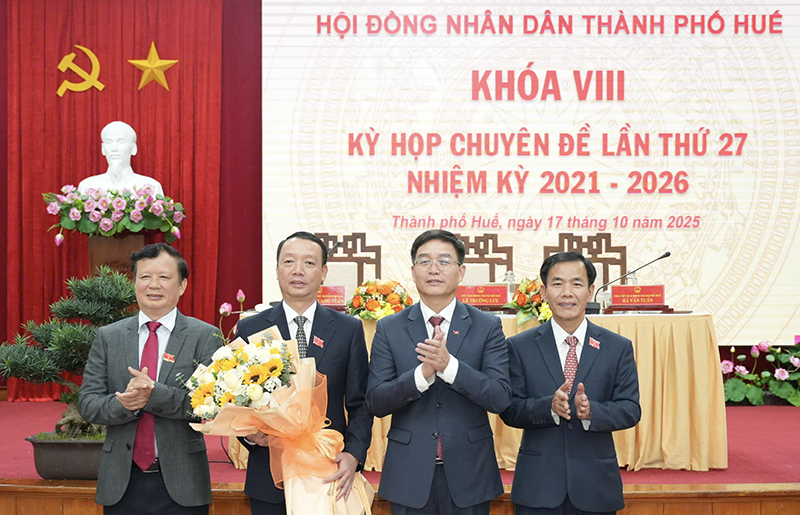 Lãnh đạo thành phố Huế chúc mừng ông Phan Thiên Định (cầm hoa) được bầu giữ chức vụ Chủ tịch UBND thành phố nhiệm kỳ 2021-2026. ong dinh 3.png