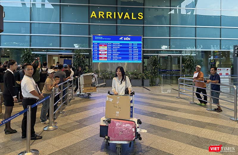 Những hành khách đầu tiên trên chuyến bay của hãng hàng không Scoot Airlines từ Singapore đến Đà Nẵng.