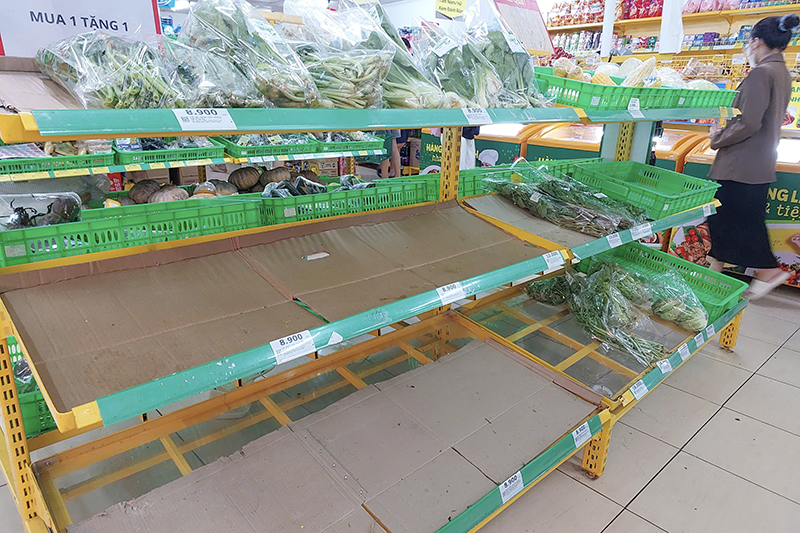 Quầy rau xanh cũng hết sạch mua hang 4.png