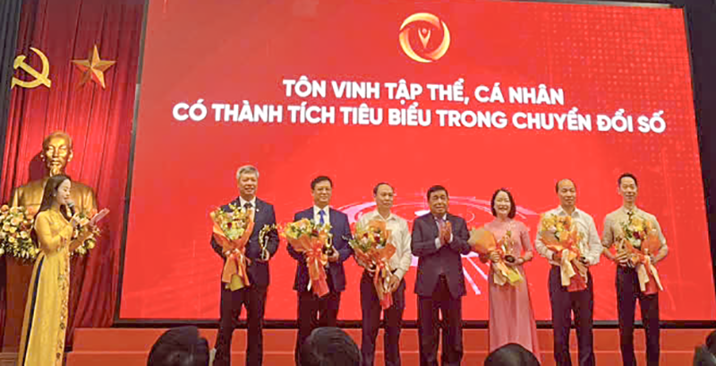 Ông Hồ Quang Bửu (thừ 2 từ trái sang), Phó Chủ tịch UBND thành phố Đà Nẵng thay mặt UBND TP Đà Nẵng nhận cup vinh danh là “Thành phố tiêu biểu về chuyển đổi số giai đoạn 2020 - 2024”.