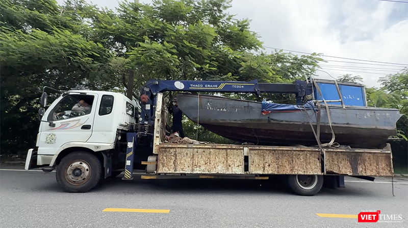 Sáng 21/10, ngư dân Đà Nẵng cẩu tàu thuyển lên bờ, đưa đến nơi an toàn để tránh bão vt_cau tau thuyen.png