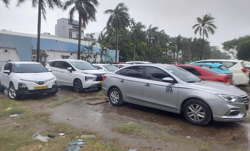 Bãi đất trống cao ráo, thoáng cây được người dân Đà Nẵng chọn để đậu xe tránh bão. o to 2.png