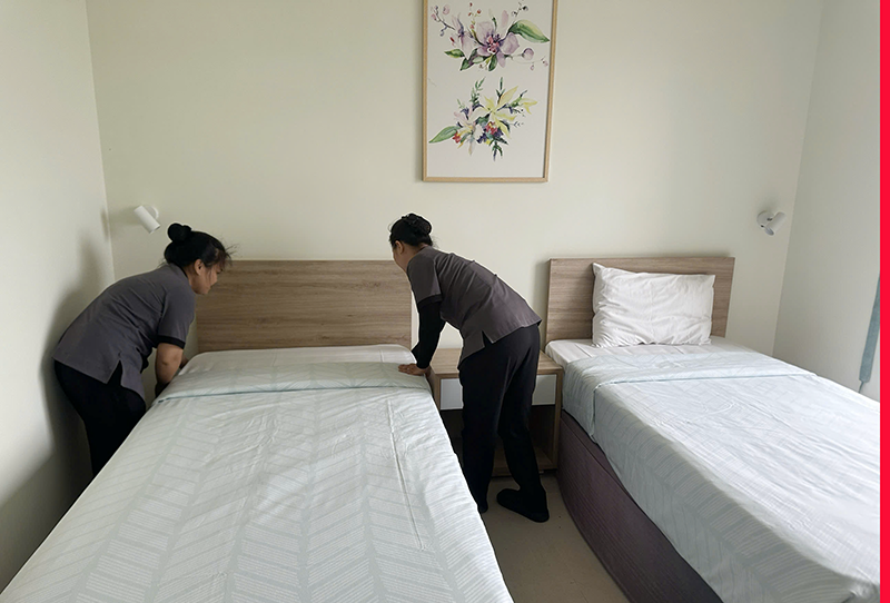 Nhân viên khu nghỉ dưỡng Hoiana (Đà Nẵng) chuẩn bị để đón người dân sơ tán do bão số 12. tranh bao.png