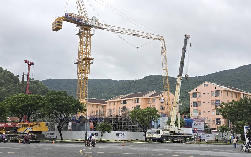 Nhà thầu và chủ đầu tư huy động phương tiện để khắc phục sự cố gãy cần cẩu tại công trình dự án Hiyori Aqua Tower. IMG_7258.jpeg