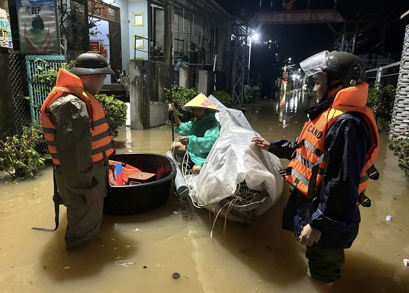 Lực lượng công an sơ tán, di dời dân ở khu vực hạ du sông Vu Gia - Thu Bồn bị ngập lụt. sat lo chia cat 3.png